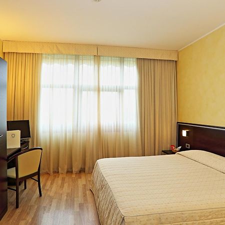 Hotel Visconti Cardano Al Campo Dış mekan fotoğraf