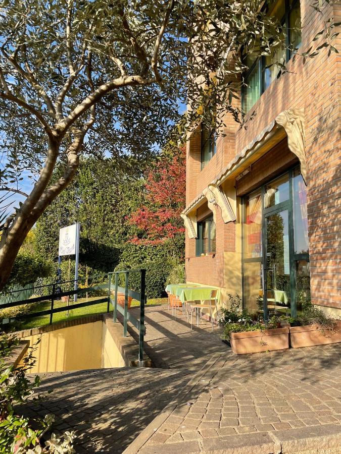 Hotel Visconti Cardano Al Campo Dış mekan fotoğraf