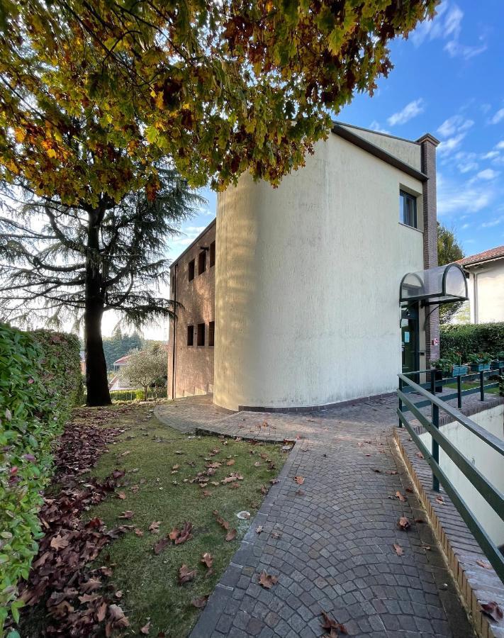 Hotel Visconti Cardano Al Campo Dış mekan fotoğraf