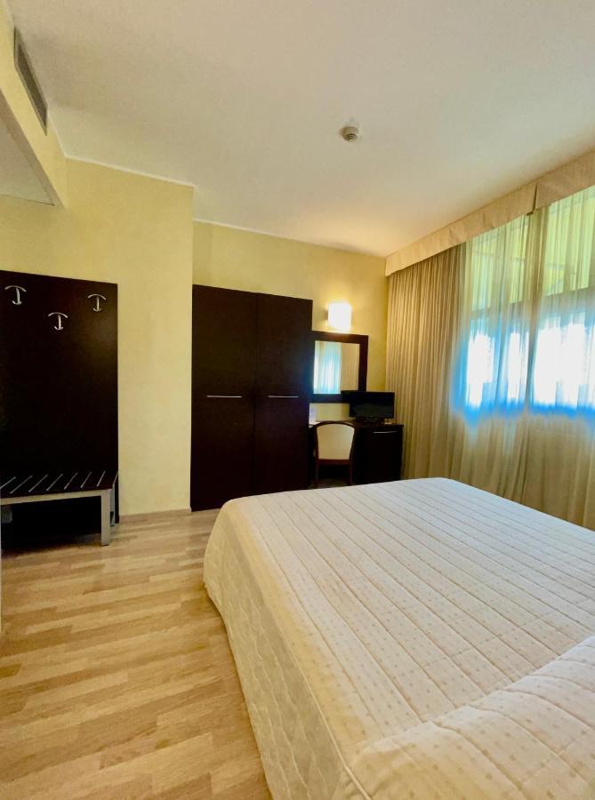 Hotel Visconti Cardano Al Campo Dış mekan fotoğraf