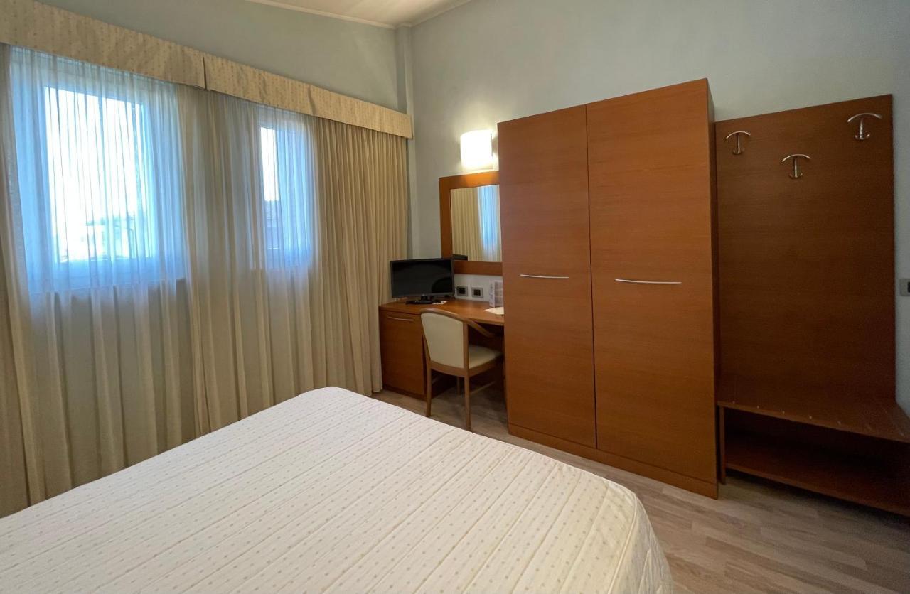 Hotel Visconti Cardano Al Campo Dış mekan fotoğraf