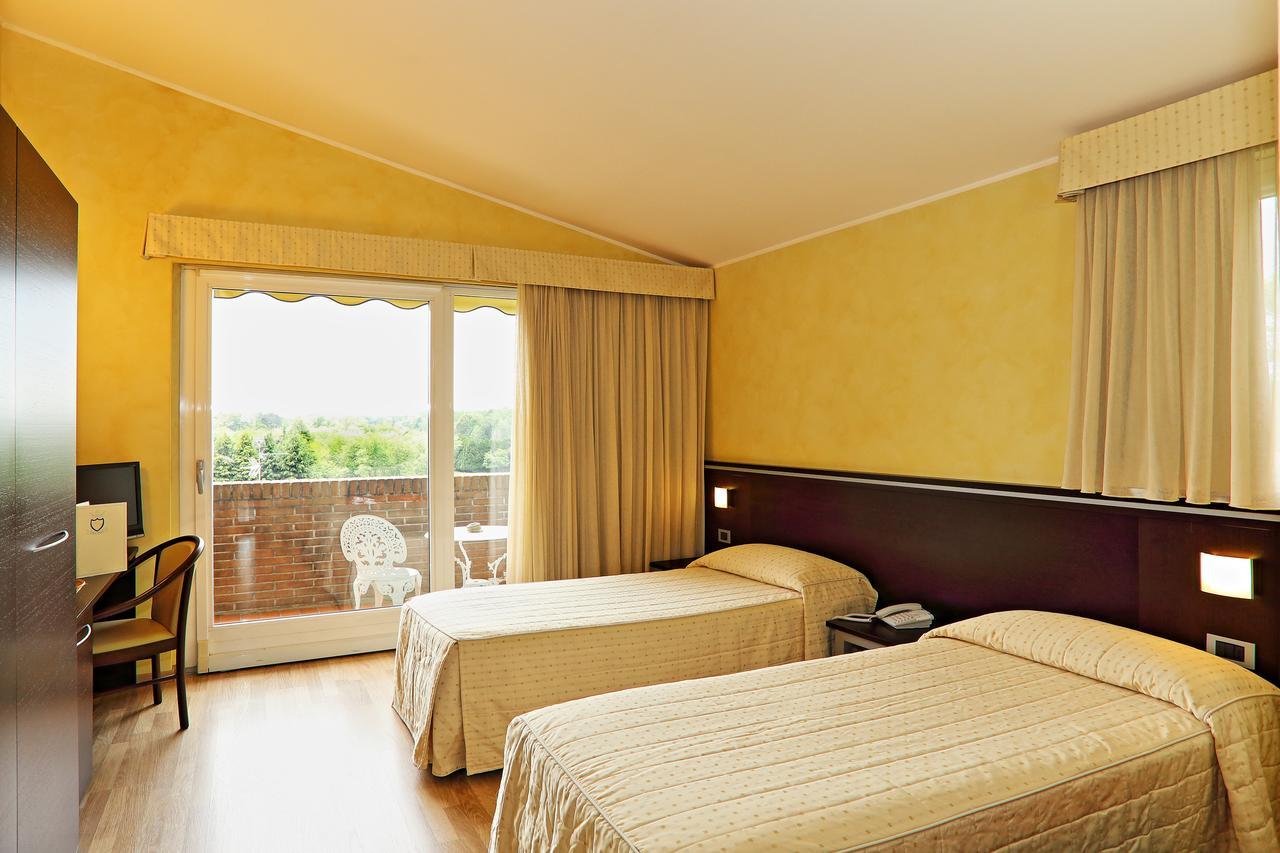 Hotel Visconti Cardano Al Campo Dış mekan fotoğraf