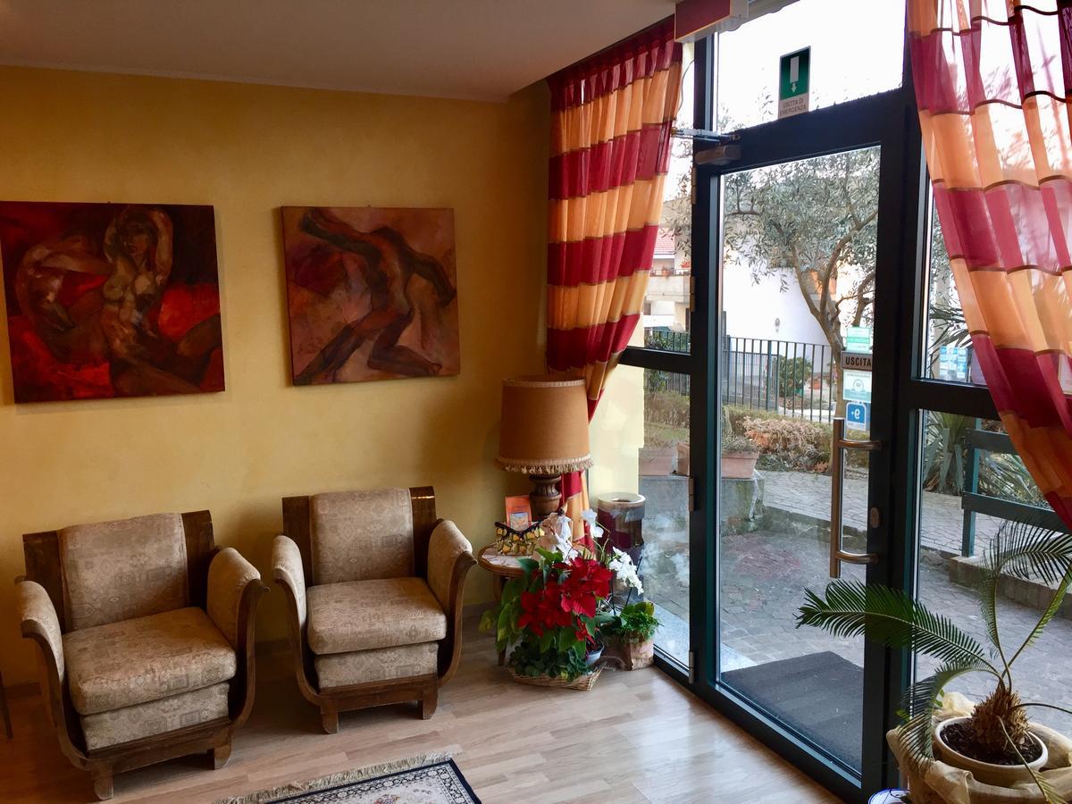 Hotel Visconti Cardano Al Campo Dış mekan fotoğraf