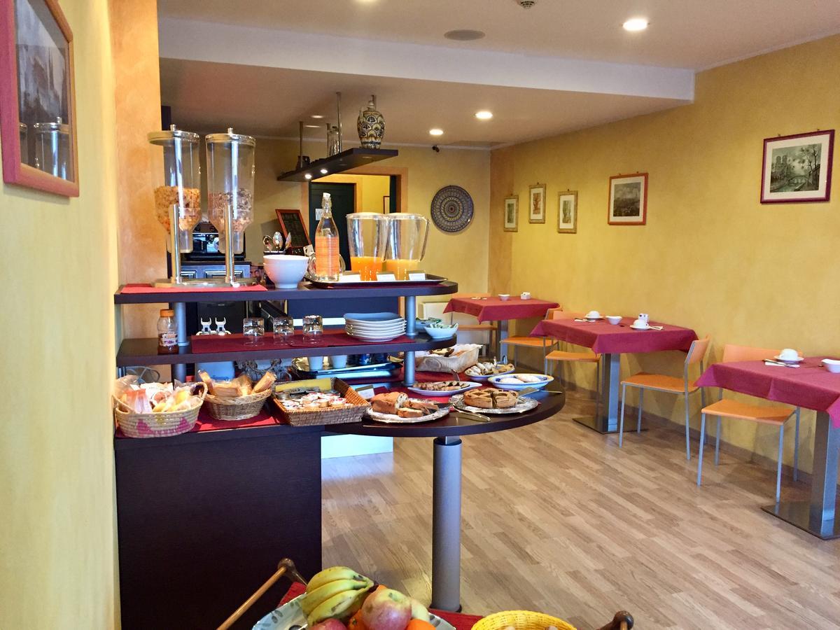 Hotel Visconti Cardano Al Campo Dış mekan fotoğraf
