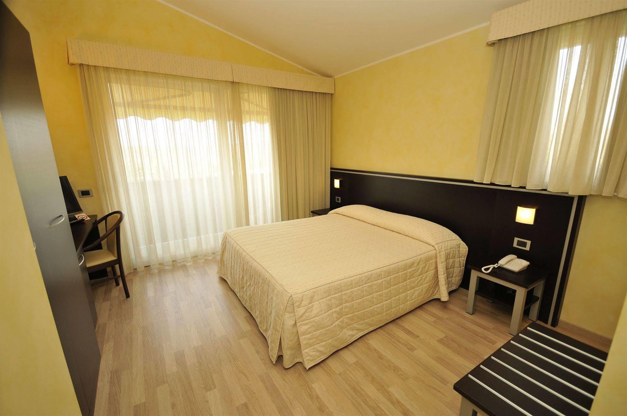 Hotel Visconti Cardano Al Campo Dış mekan fotoğraf